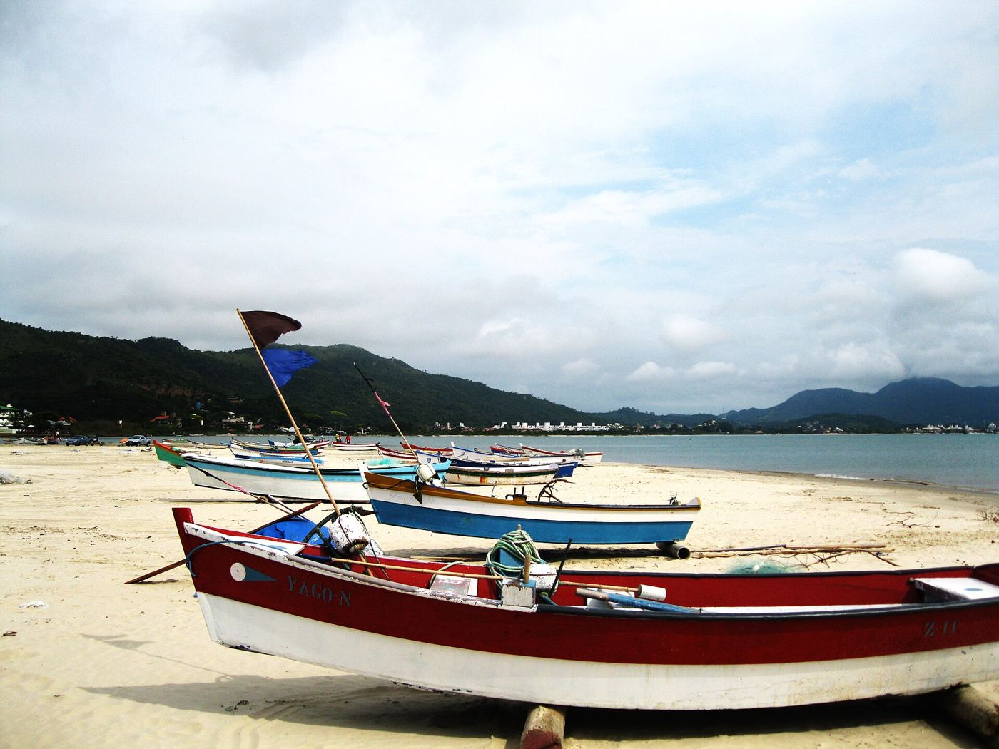 Barcos de pescadores na areia