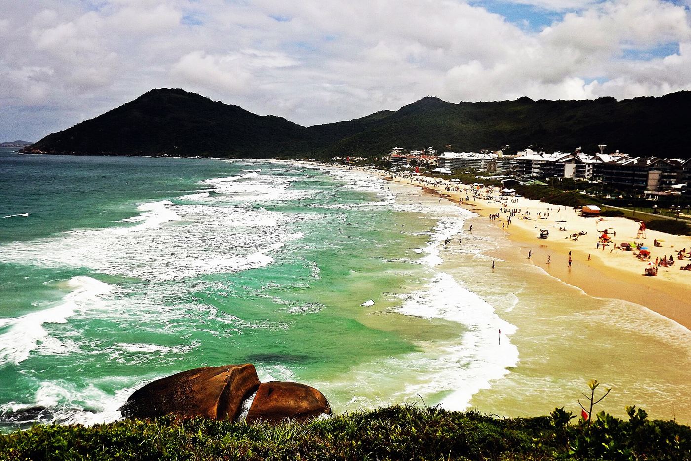 Praia Brava, a 2 km